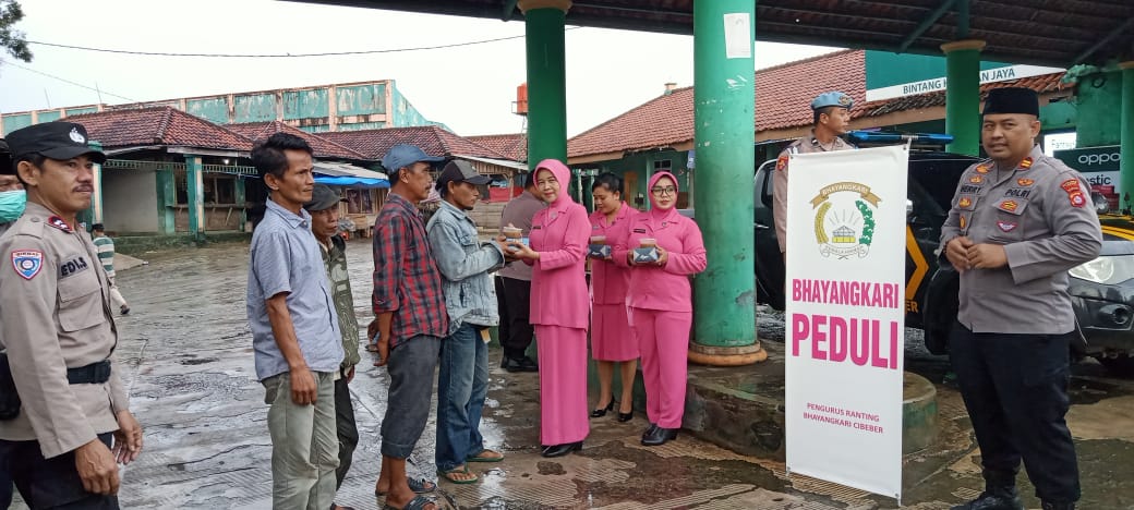 Photo: saat pembagian Takjil oleh ibu bhayakari didampingi jajaran Polsek cibeber