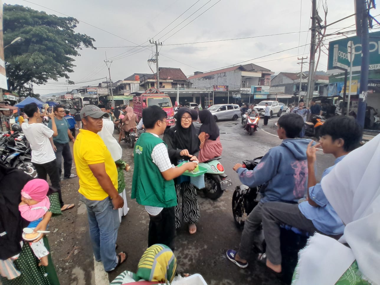 Photo: Saat Pembagian Takjil buat Buka Puasa