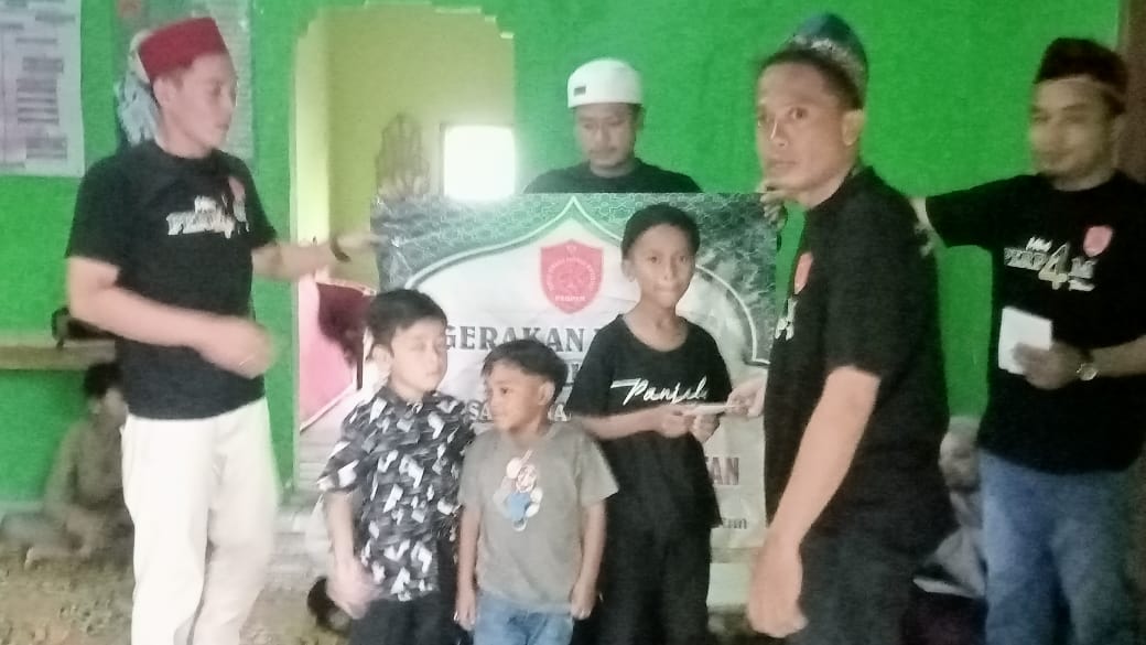 Photo: saat ketua Ormas Perpam DPD Lebak selatan membagikan santuan anak yatim piatu.